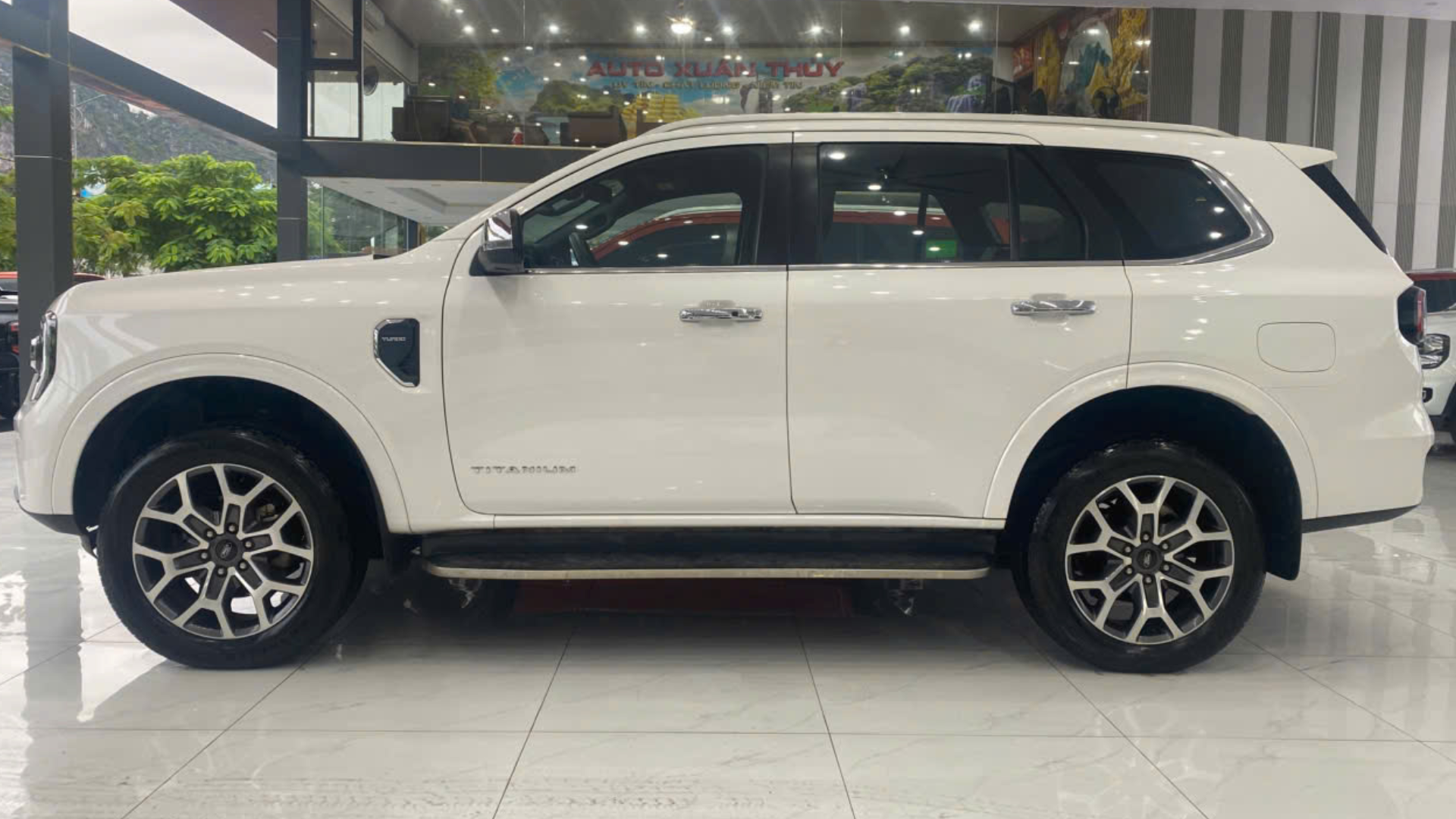 Ford Everest Titanium 4x2AT 2022 model 2023